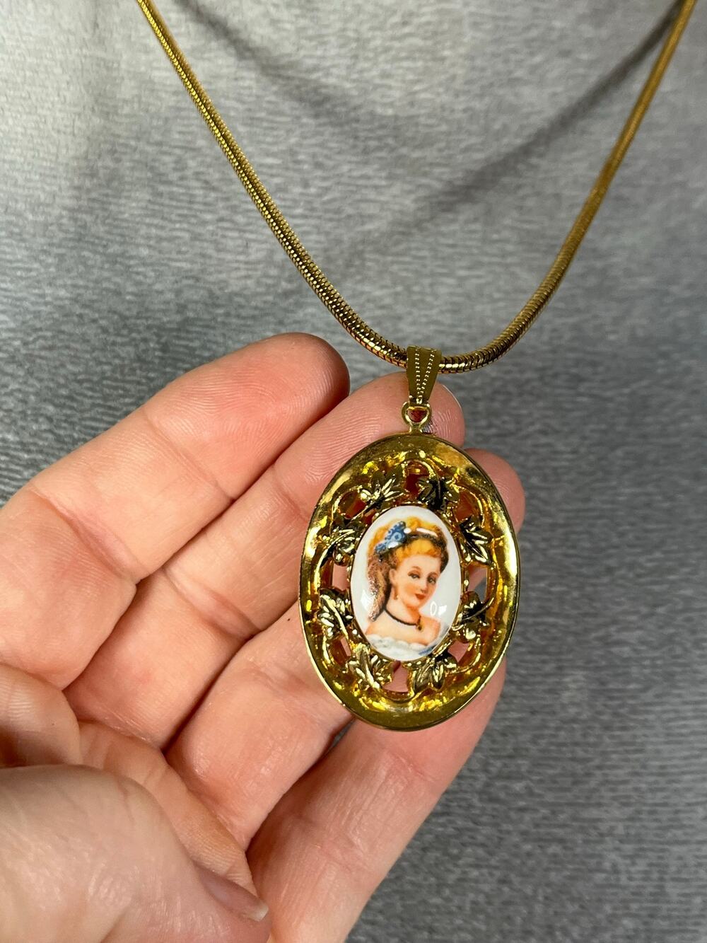 Vintage goltone snake chain necklace with ceramic cameo pendant